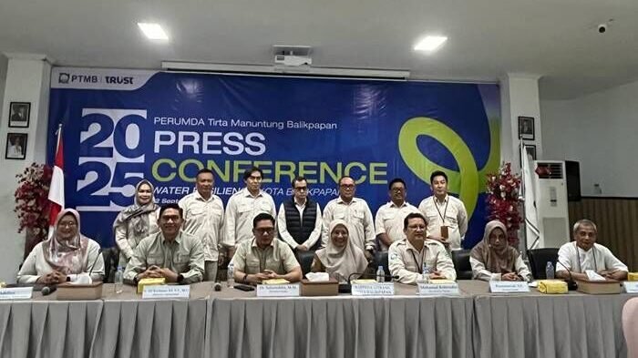 Direktur Utama Perumda Tirta Manuntung Balikpapan, Yudhi Saharuddin, saat Press Conference di Kantor PTMB, pada Senin (22//9/2025). Foto: BorneoFlash/Niken Sulastri