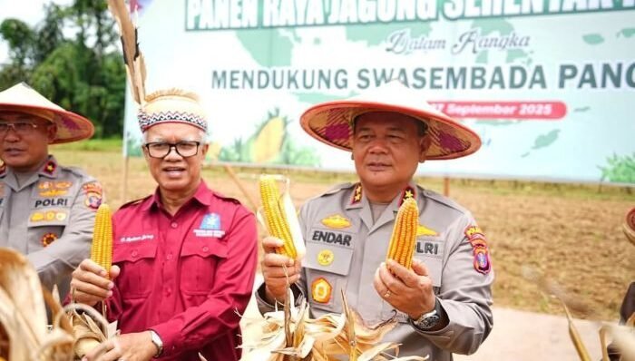 Kapolda Kaltim Irjen Pol Endar Priantoro, S.H., S.I.K., C.F.E., M.H., Saat Panen Raya Jagung Serentak Kuartal III Tahun 2025 di Kawasan Lahan Jagung Kelurahan Tani Aman, Kecamatan Loa Janan Ilir, Kota Samarinda, Pada Sabtu (27/09/2025). Foto: HO/Humas Polda Kaltim