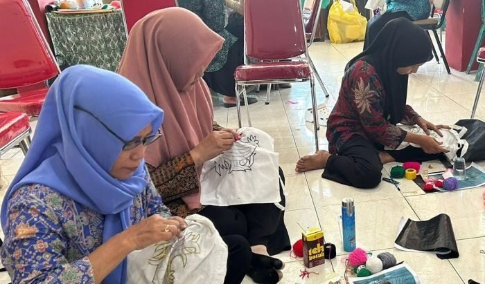Pelaku kriya dan kader PKK belajar Sulam Tumpar, di Aula Kelurahan Gunung Sari Ulu tampak berbeda, pada Rabu (24/9/2025). Foto: BorneoFlash/Niken Sulastri