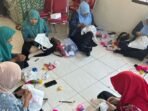 Pelaku kriya dan kader PKK belajar Sulam Tumpar, di Aula Kelurahan Gunung Sari Ulu tampak berbeda, pada Rabu (24/9/2025). Foto: BorneoFlash/Niken Sulastri