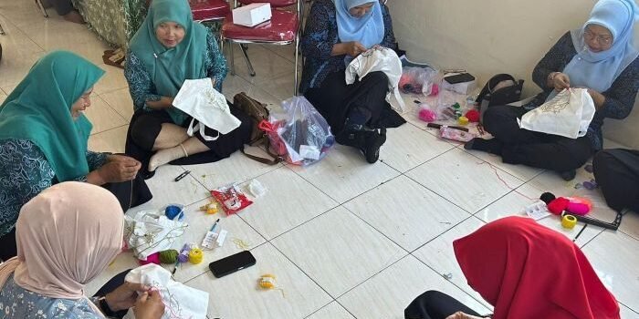 Warga Gunung Sari Ulu Balikpapan Antusias Belajar Sulam Tumpar