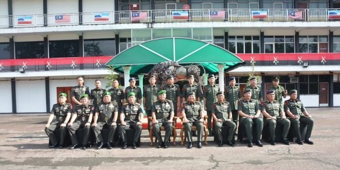 Kodam VI/Mulawarman dalam kegiatan Courtesy Call kunjungan timbal balas ke Markas Divisyen Kelima Infantri Tentera Darat Malaysia (TDM), bertempat di Ruang Rapat Jupiter, Mako 5 Divisyen TDM, pada Jumat (12/09/2025). Foto: HO/Pendam VI/Mlw