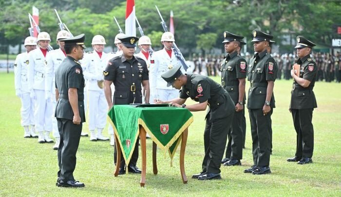 Kasdam VI/Mulawarman, Brigjen TNI Ari Aryanto Tutup Pendidikan Pertama Tamtama Infanteri Gelombang II TA 2025 di Rindam VI/Mulawarman, Banjarbaru, Kalimantan Selatan (Kalsel) pada Sabtu (13/09/2025). Foto: HO/Pendam VI/Mlw