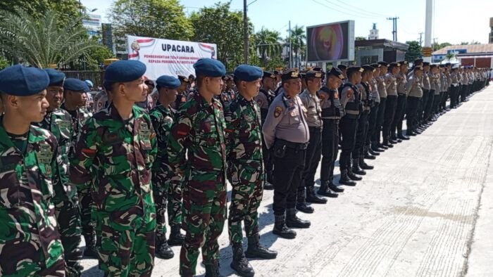 Personel gabungan dari TNI, Polri, dan instansi terkait bersiaga penuh dalam Apel Kesiapan Pengamanan kegiatan masyarakat di halaman Mapolresta Balikpapan, pada Selasa Siang (2/09/2025). Foto: HO/Humas Polresta Balikpapan