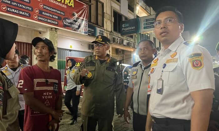 Petugas Satpol PP Kaltim bersama Dishub Samarinda saat melakukan penertiban juru parkir liar di sejumlah titik kota, pada Selasa malam (9/9/2025). Foto: BorneoFlash/Nur Ainunnisa