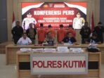 Polres Kutim menggelar Gelar konferensi pers terkait pengungkapan dua kasus kriminal menonjol di Aula Polres Kutim, pada Selasa (23/09/2025). Foto: HO/Humas Polres Kutim