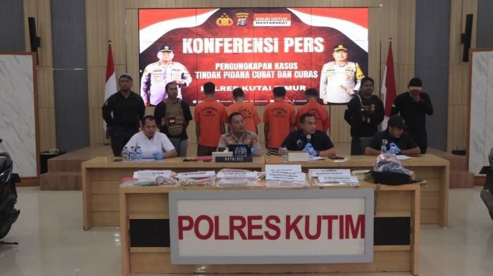Polres Kutim menggelar Gelar konferensi pers terkait pengungkapan dua kasus kriminal menonjol di Aula Polres Kutim, pada Selasa (23/09/2025). Foto: HO/Humas Polres Kutim