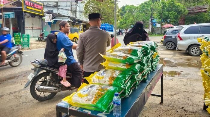 Polresta Balikpapan Bekerja sama dengan Bulog Balikpapan secara serentak menggelar GPM yang menyediakan beras SPHP seharga Rp 60.000 per sak 5 kg, kegiatan berlangsung di seluruh polsek jajaran, pada Selasa (16/9/2025). Foto: HO/Humas Polresta Balikpapan