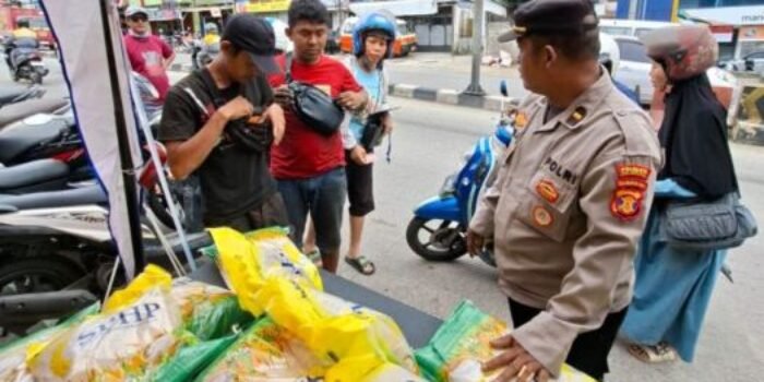 Polresta Balikpapan Gelar Gerakan Pangan Murah yang berlangsung di halaman Mapolsek Balikpapan Utara, pada Jumat (5/9/2025). Foto: HO/Humas Polresta Balikpapan