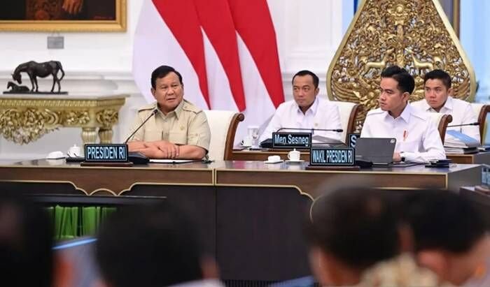 Presiden RI Prabowo Subianto memimpin rapat terbatas bersama Wakil Presiden Gibran Rakabuming Raka dan sejumlah menteri Kabinet Merah Putih di Istana Merdeka, Jakarta, Kamis (4/9/2025). FOTO: ANTARA/HO-Biro Pers Sekretariat Presiden Presiden RI Prabowo Subianto memimpin rapat terbatas bersama Wakil Presiden Gibran Rakabuming Raka dan sejumlah menteri Kabinet Merah Putih di Istana Merdeka, Jakarta, Kamis (4/9/2025). FOTO: ANTARA/HO-Biro Pers Sekretariat Presiden