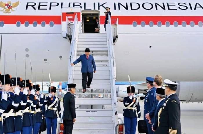 Presiden RI Prabowo Subianto tiba di Bandar Udara Internasional Schipol, Amsterdam, Belanda, Kamis (25/9/2025), untuk menemui Raja Belanda Willem-Alexander di Istana Huis ten Bosch dalam rangka mempererat hubungan bilateral serta memperluas peluang kerja sama strategis antara kedua negara. ANTARA/HO-Sekretariat Presiden.