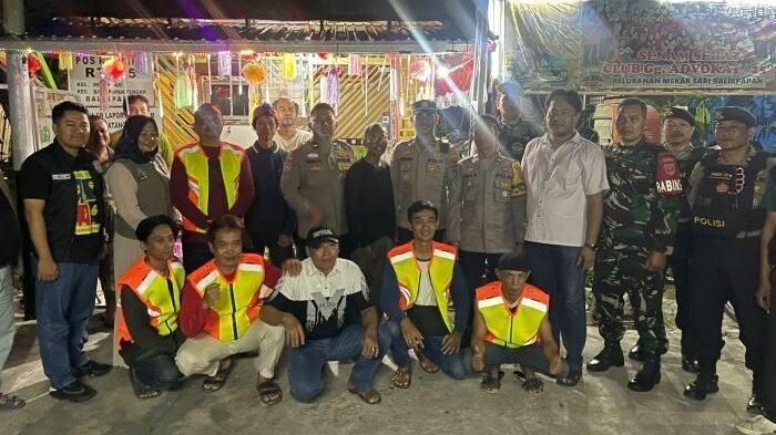 Puluhan personel Satuan Binmas dan Batalyon Inti Tugas (BIT) Samapta diterjunkan ke dua titik strategis yaitu Kelurahan Mekar Sari dan Kelurahan Telaga Sari, pada Sabtu malam (13/9/2025). Foto: HO/Humas Polresta Balikpapan