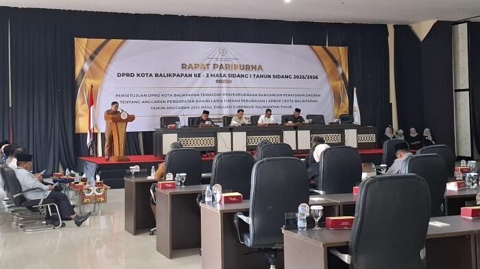 Rapat Paripurna DPRD Balikpapan yang berlangsung di Gedung Parkir Klandasan Balikpapan, pada Selasa (23/9/2025). Foto:BorneoFlash/Niken Sulastri