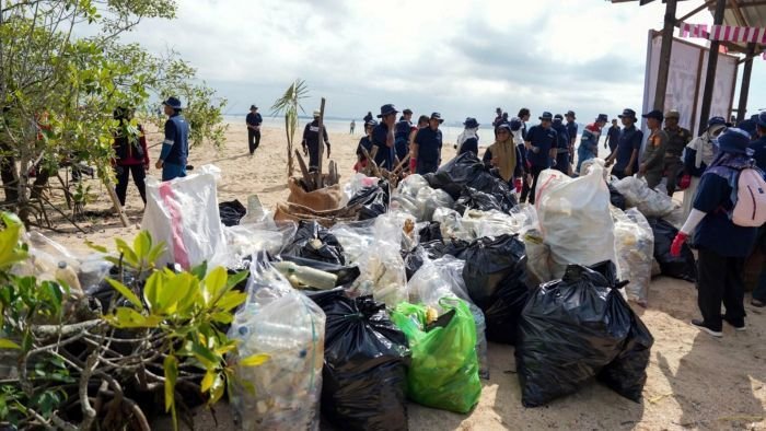 Ratusan relawan bahu-membahu membersihkan Pantai Baru Nusantara dalam Aksi bertajuk Coastal Clean Up yang digelar PT KPB bersama Pemkab PPU dan masyarakat sekitar di Kecamatan Nenang, pada Selasa (2/9/2025). Foto: HO/KPB