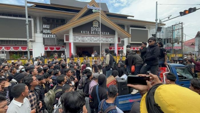 Ratusan warga Balikpapan yang tergabung dalam Aliansi Barak menggelar aksi unjuk rasa di depan Kantor DPRD Kota Balikpapan, pada Senin (1/9/2025). Foto:: BorneoFlash/Niken Sulastri