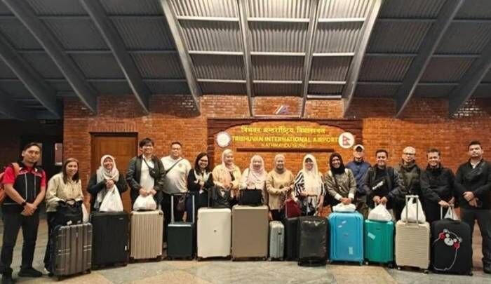 Rombongan WNI yang berhasil dievakuasi tim pelindungan dari Kemlu RI di Bandara Internasional Tribhuvan Kathmandu, Nepal, menjelang kepulangan mereka ke RI, Kamis (11/9/2025). FOTO : ANTARA/HO-Kemlu RI/am. Rombongan WNI yang berhasil dievakuasi tim pelindungan dari Kemlu RI di Bandara Internasional Tribhuvan Kathmandu, Nepal, menjelang kepulangan mereka ke RI, Kamis (11/9/2025). FOTO : ANTARA/HO-Kemlu RI/am.