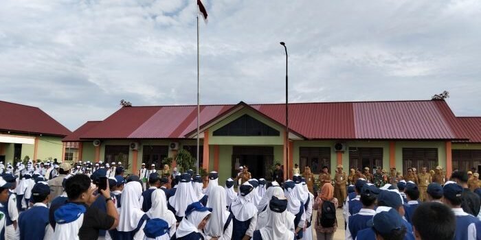 Wali Kota Balikpapan, H. Rahmad Mas'ud saat mengunjungi SMP Negeri 25 Balikpapan yang berlokasi di kawasan atas air, pada Senin (15/9/2025). Foto: BorneoFlash/Niken Sulastri