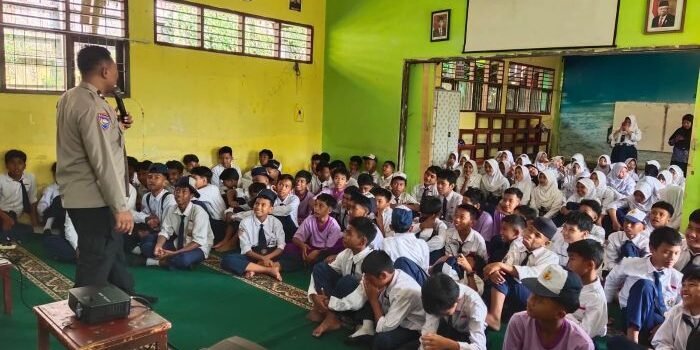 Satbinmas Polresta Balikpapan gencar melakukan kegiatan "Cooling System" dengan menyambangi sekolah SMP PGRI Balikpapan, pada Selasa (23/9/2025). Foto: HO/Humas Polresta Balikpapan