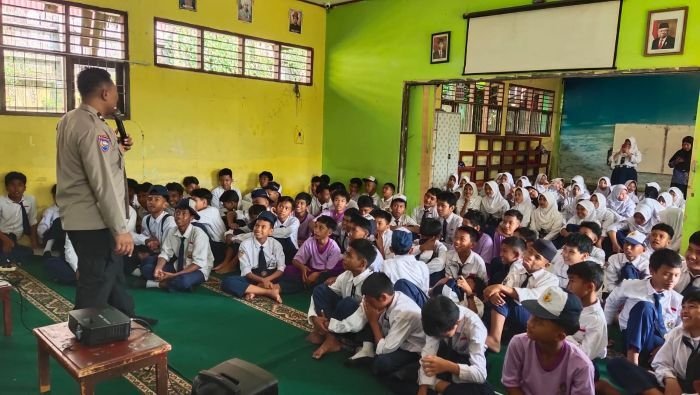 Satbinmas Polresta Balikpapan gencar melakukan kegiatan "Cooling System" dengan menyambangi sekolah SMP PGRI Balikpapan, pada Selasa (23/9/2025). Foto: HO/Humas Polresta Balikpapan