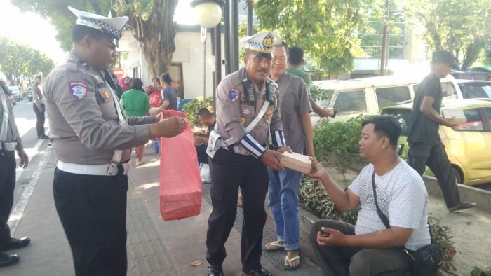 Satlantas Polresta Balikpapan kembali menunjukkan kepeduliannya dengan menggelar program "Jumat Berkah", pada Jumat (19/9/2025). Foto: HO/Humas Polresta Balikpapan