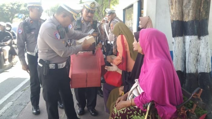 Satlantas Polresta Balikpapan kembali menunjukkan kepeduliannya dengan menggelar program "Jumat Berkah", pada Jumat (19/9/2025). Foto: HO/Humas Polresta Balikpapan