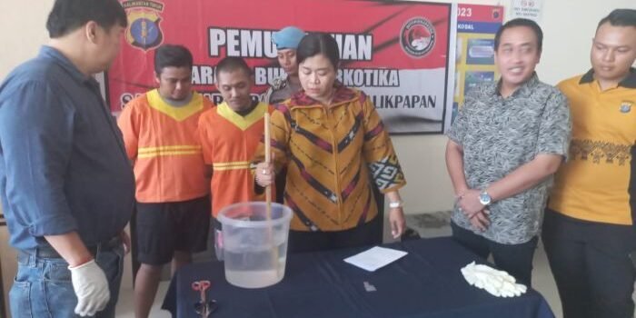 Satreskoba Polresta Balikpapan musnahkan barang bukti sabu dari dua kasus berbeda, pada hari Jumat (19/9/2025). Foto: HO/Humas Polresta Balikpapan