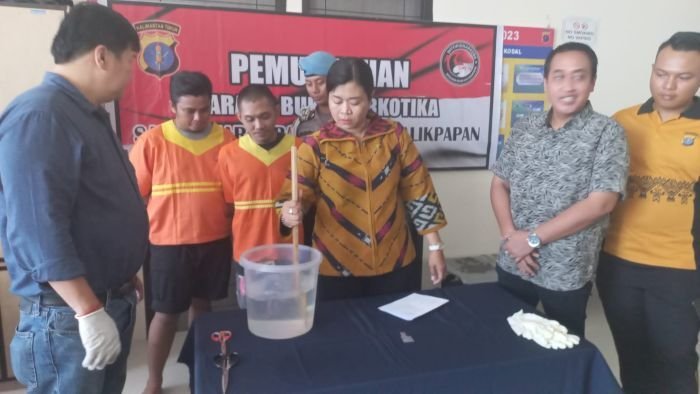 Satreskoba Polresta Balikpapan musnahkan barang bukti sabu dari dua kasus berbeda, pada hari Jumat (19/9/2025). Foto: HO/Humas Polresta Balikpapan