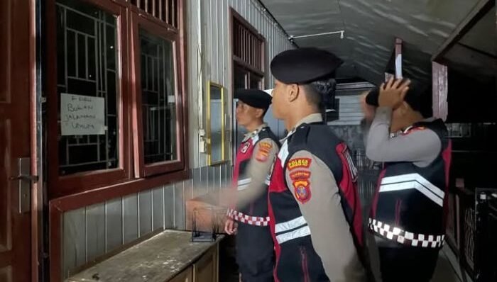 Satuan Samapta Polres Mahulu menggelar patroli dialogis pada Jumat malam (05/09/25) hingga Sabtu dini hari (06/09/25) di sejumlah titik wilayah Kabupaten Mahulu. Foto: HO/Humas Polres Mahulu
