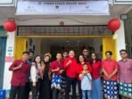 Saut Marisi Purba bersama tim Purba Legal Group berfoto bersama usai peresmian kantor baru di Jalan Danau Semayang Kota Samarinda, pada Jumat (12/9/2025). Foto: BorneoFlash/Nur Ainunnisa