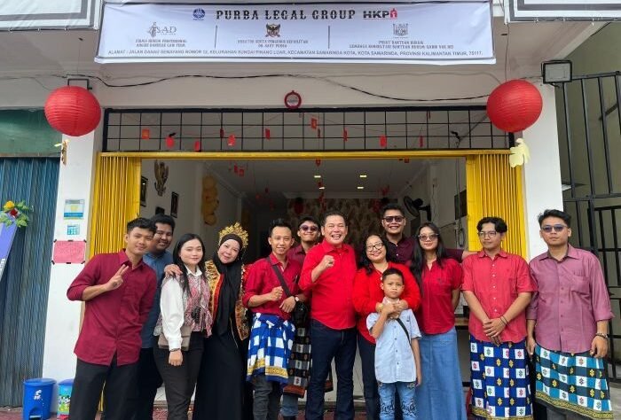 Saut Marisi Purba bersama tim Purba Legal Group berfoto bersama usai peresmian kantor baru di Jalan Danau Semayang Kota Samarinda, pada Jumat (12/9/2025). Foto: BorneoFlash/Nur Ainunnisa