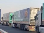 Sejumlah truk bantuan kemanusiaan Indonesia yang disalurkan oleh Badan Amil Zakat Nasional (Baznas) RI bersama mitra lembaga kemanusiaan asal Mesir, Mishr Al Kheir dalam perjalanannya menuju Gaza, Palestina. FOTO : ANTARA/HO-Baznas RI.