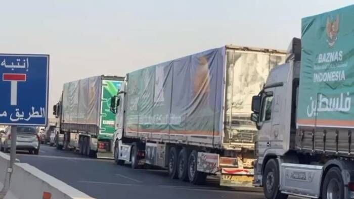 Sejumlah truk bantuan kemanusiaan Indonesia yang disalurkan oleh Badan Amil Zakat Nasional (Baznas) RI bersama mitra lembaga kemanusiaan asal Mesir, Mishr Al Kheir dalam perjalanannya menuju Gaza, Palestina. FOTO : ANTARA/HO-Baznas RI.
