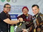 Sekretaris Daerah PPU, Tohar (kanan) menerima apresiasi dari tim Perpustakaan Nasional (Perpusnas) Jakarta yang hadir langsung ke Sepaku, pada Jumat (26/9/2025). Foto: HO/Diskominfo PPU