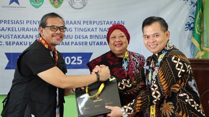 Sekretaris Daerah PPU, Tohar (kanan) menerima apresiasi dari tim Perpustakaan Nasional (Perpusnas) Jakarta yang hadir langsung ke Sepaku, pada Jumat (26/9/2025). Foto: HO/Diskominfo PPU