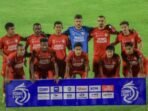 Para pemain Semen Padang FC melakukan sesi foto sebelum pertandingan. Foto: dok. ANTARA/Muhammad Zulfikar
