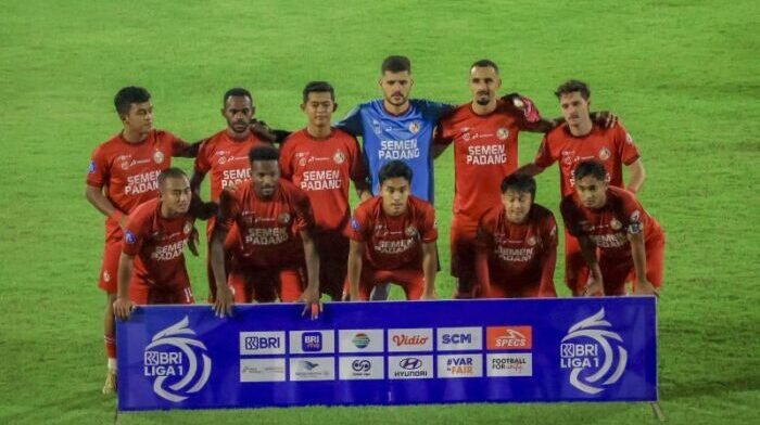 Para pemain Semen Padang FC melakukan sesi foto sebelum pertandingan. Foto: dok. ANTARA/Muhammad Zulfikar Para pemain Semen Padang FC melakukan sesi foto sebelum pertandingan. Foto: dok. ANTARA/Muhammad Zulfikar