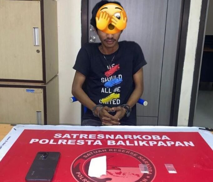 Seorang pria muda berinisial U.R.T (23) berhasil diamankan tim opsnal setelah tertangkap tangan membawa dua paket sabu siap edar di kawasan Jl. Letjen Suprapto, Kelurahan Baru Tengah, Balikpapan Barat, pada Jumat (5/9/2025). Foto: HO/Humas Polresta Balikpapan