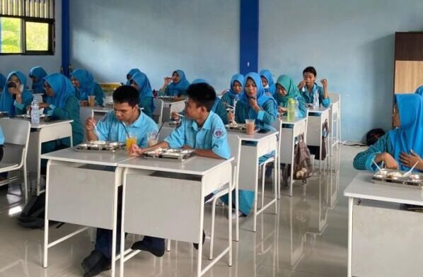 Siswa SMK di Samarinda menikmati hidangan dari program Makan Bergizi Gratis (MBG). Foto: BorneoFlash/Nur Ainunnisa