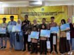 Ketua Komisi X DPR RI, Dr. Ir. Hetifah Sjaifudian, MPP saat menyerahkan PIP kepada perwakilan peserta didik Balikpapan, di Aula SMKN 1 Balikpapan, pada Sabtu (27/9/2025). Foto: BorneoFlash/Niken Sulastri