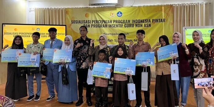 Ketua Komisi X DPR RI, Dr. Ir. Hetifah Sjaifudian, MPP saat menyerahkan PIP kepada perwakilan peserta didik Balikpapan, di Aula SMKN 1 Balikpapan, pada Sabtu (27/9/2025). Foto: BorneoFlash/Niken Sulastri