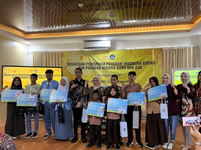 Hetifah Sjaifudian Sosialisasikan PIP dan Insentif Guru Non ASN di Balikpapan