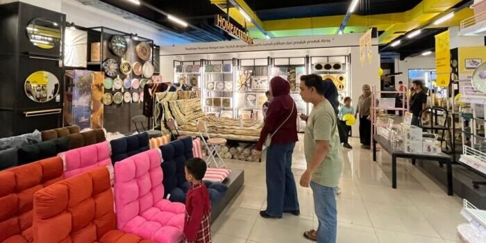 Suasana showroom ATRIA di Gedung Mitra 10 Balikpapan usai diresmikan, pada Rabu (3/9/2025). Foto: BorneoFlash/Niken Sulastri