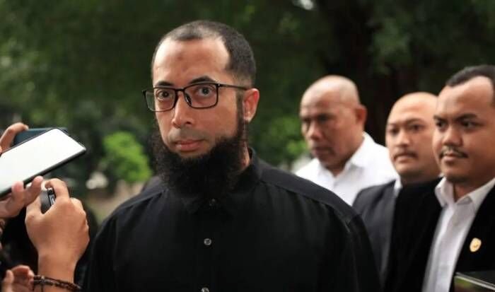 Pemilik agensi perjalanan haji PT Zahra Oto Mandiri atau Uhud Tour Khalid Basalamah berjalan untuk menjalani pemeriksaan di gedung Merah Putih KPK, Jakarta, Selasa (9/9/2025). KPK memeriksa Khalid Basalamah sebagai saksi kasus dugaan korupsi penentuan kuota dan penyelenggaraan ibadah haji pada Kementerian Agama tahun 2023-2024. FOTO: ANTARA/Reno Esnir/foc