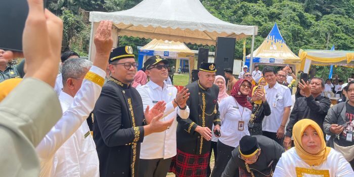 Wakil Gubernur Kaltim, Seno Aji, berfoto bersama tamu undangan usai peresmian Patung Lembuswana. Foto: BorneoFlash/Nur Ainunnisa