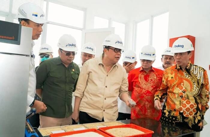 Wakil Ketua Komisi IV DPR RI Alex Indra Lukman (tengah), didampingi Kepala Bapanas Arief Prasetyo Adi (kedua kiri), dan Direktur Utama Perum Bulog Ahmad Rizal Ramdhani (kiri), meninjau Modern Rice Milling Plant Bulog Subang, Jawa Barat, Senin (8/9/2025). FOTO : ANTARA/HO-Humas Bapanas Wakil Ketua Komisi IV DPR RI Alex Indra Lukman (tengah), didampingi Kepala Bapanas Arief Prasetyo Adi (kedua kiri), dan Direktur Utama Perum Bulog Ahmad Rizal Ramdhani (kiri), meninjau Modern Rice Milling Plant Bulog Subang, Jawa Barat, Senin (8/9/2025). FOTO : ANTARA/HO-Humas Bapanas