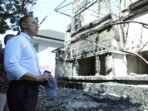 Wakil Ketua MPR RI Eddy Soeparno saat mengecek Wisma MPR RI yang dibakar di Kota Bandung, Jawa Barat. FOTO: ANTARA/HO-MPR