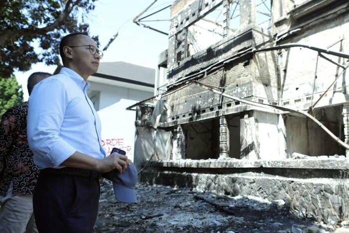 Wakil Ketua MPR RI Eddy Soeparno saat mengecek Wisma MPR RI yang dibakar di Kota Bandung, Jawa Barat. FOTO: ANTARA/HO-MPR