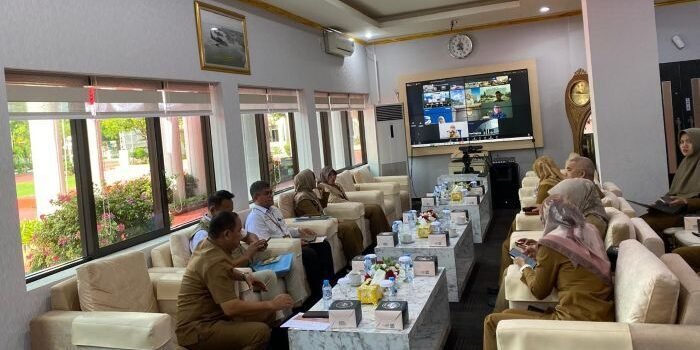 Wakil Wali Kota Balikpapan, Bagus Susetyo bersama Sekretaris Daerah Balikpapan, Muhaimin dan seluruh pejabat terkait, di Ruang VIP Balai Kota Balikpapan, pada Selasa (2/9/2025). Foto: BorneoFlash/Niken Sulastri