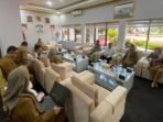 Wakil Wali Kota Balikpapan, Bagus Susetyo bersama Sekretaris Daerah Balikpapan, Muhaimin dan seluruh pejabat terkait, di Ruang VIP Balai Kota Balikpapan, pada Selasa (2/9/2025). Foto: BorneoFlash/Niken Sulastri