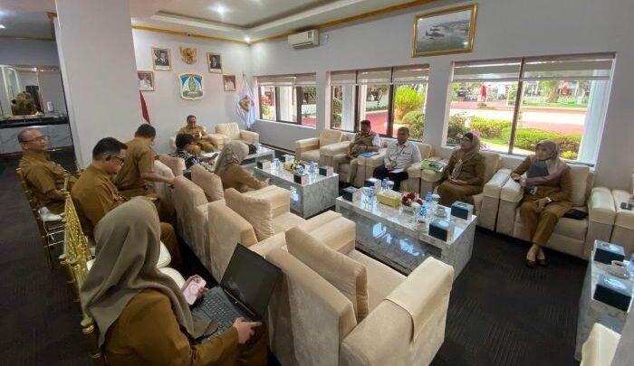 Wakil Wali Kota Balikpapan, Bagus Susetyo bersama Sekretaris Daerah Balikpapan Wakil Wali Kota Balikpapan, Bagus Susetyo bersama Sekretaris Daerah Balikpapan, Muhaimin dan seluruh pejabat terkait, di Ruang VIP Balai Kota Balikpapan, pada Selasa (2/9/2025). Foto: BorneoFlash/Niken Sulastri